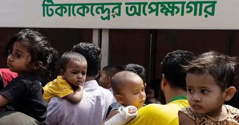 টিকাকেন্দ্রের বাইরে অভিভাবকদের অপেক্ষা